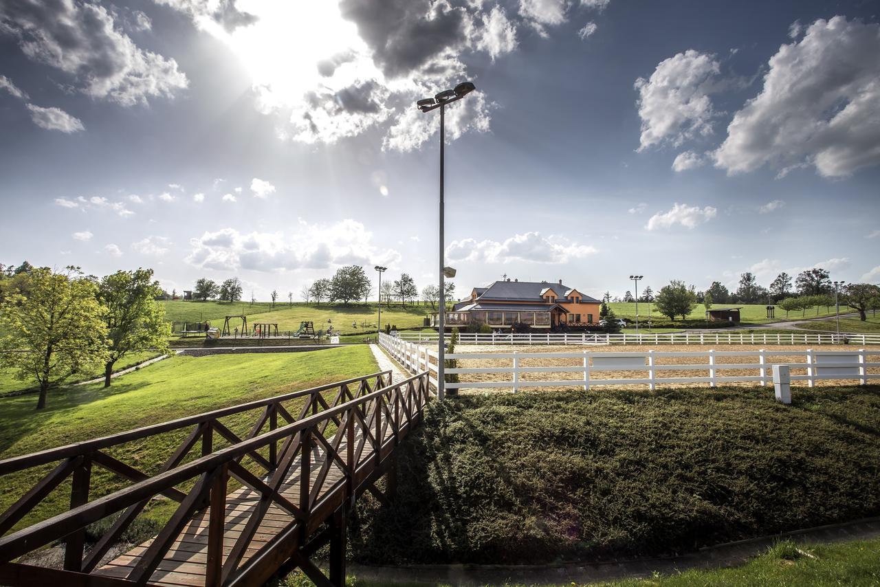 Hotel Horse Riding - Jezdecky Areal Trsice ภายนอก รูปภาพ