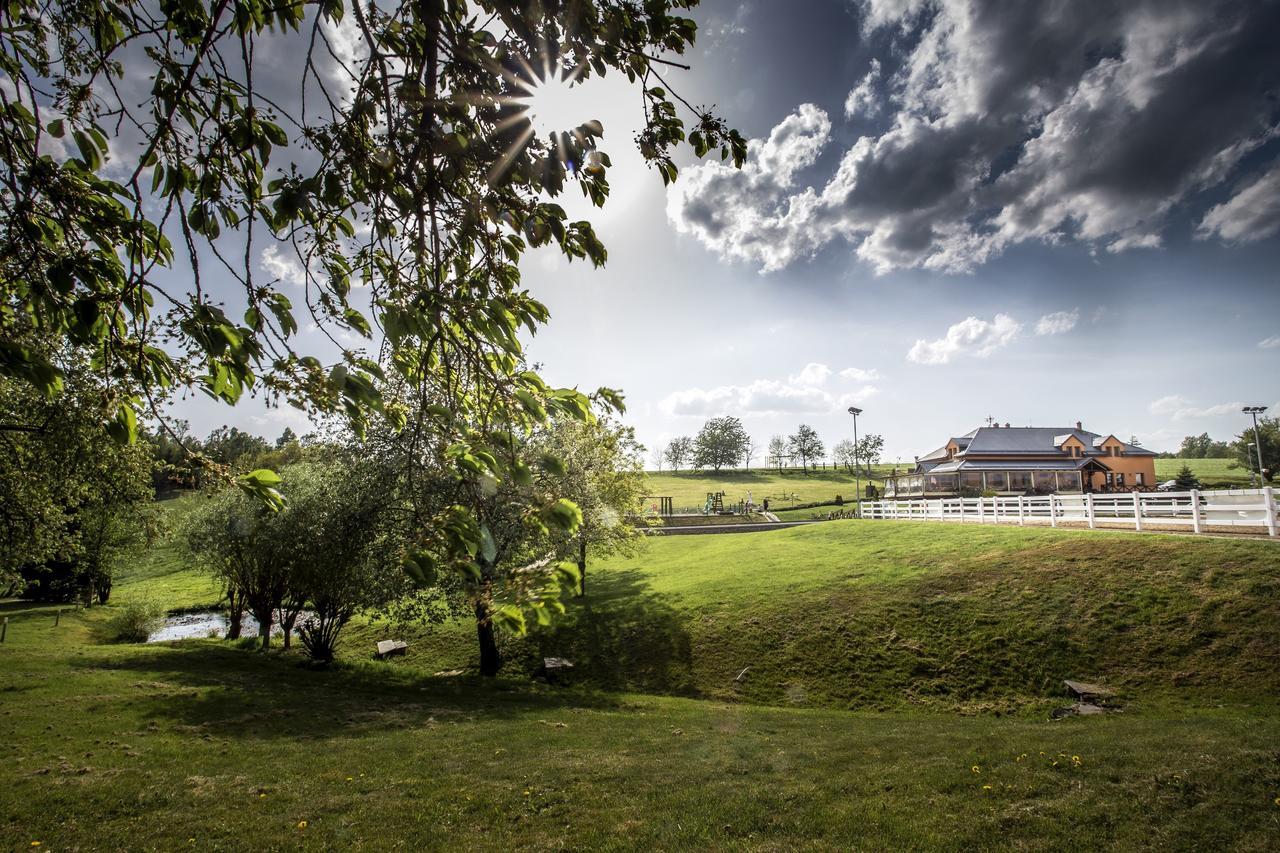 Hotel Horse Riding - Jezdecky Areal Trsice ภายนอก รูปภาพ