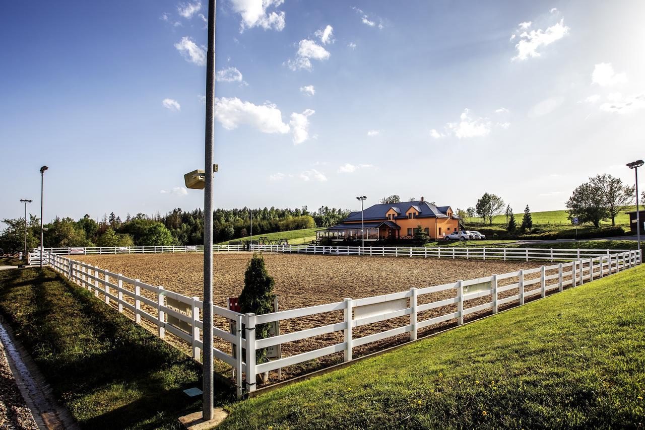 Hotel Horse Riding - Jezdecky Areal Trsice ภายนอก รูปภาพ