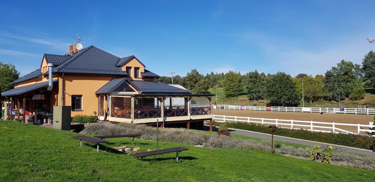 Hotel Horse Riding - Jezdecky Areal Trsice ภายนอก รูปภาพ