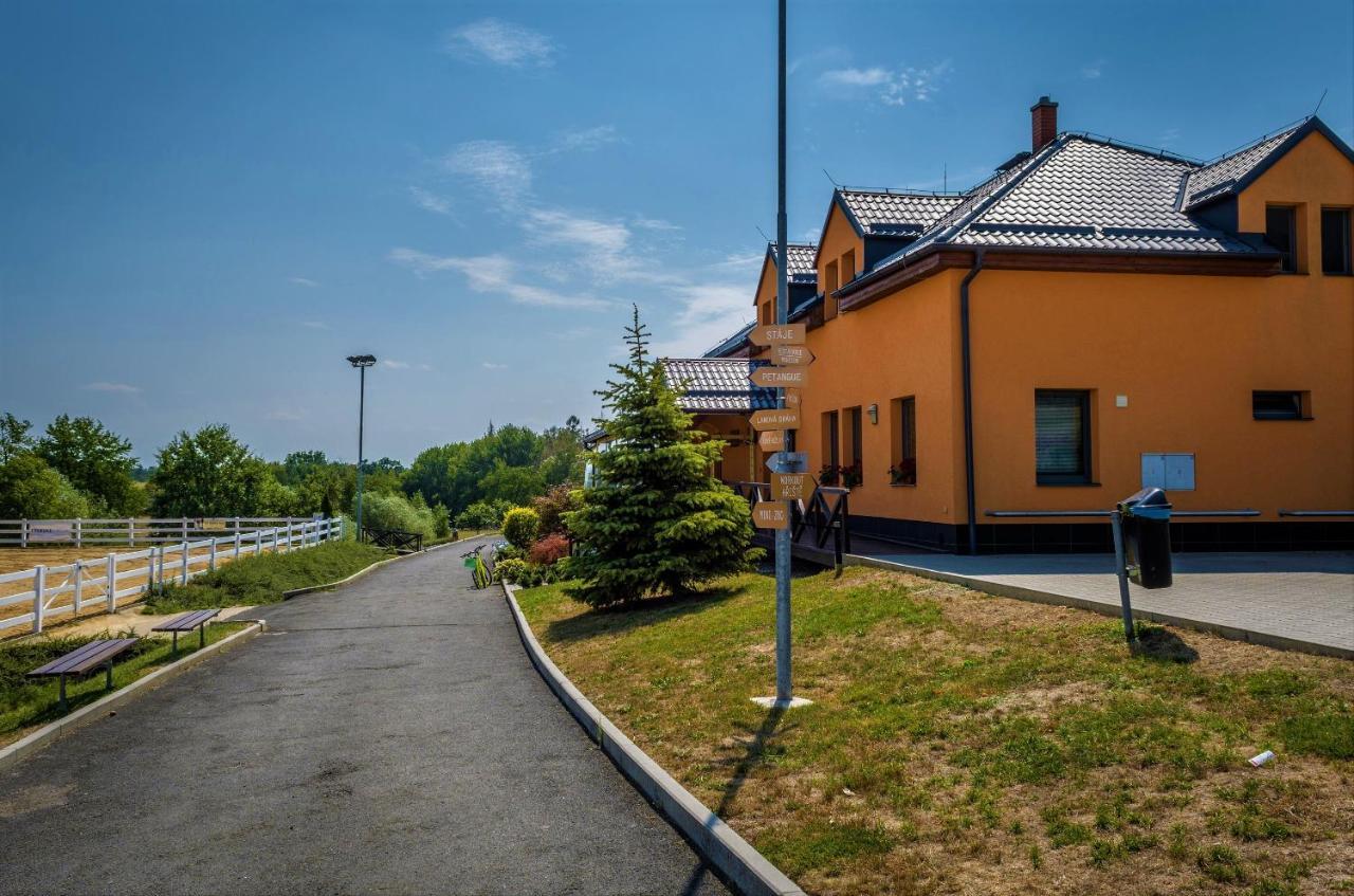 Hotel Horse Riding - Jezdecky Areal Trsice ภายนอก รูปภาพ