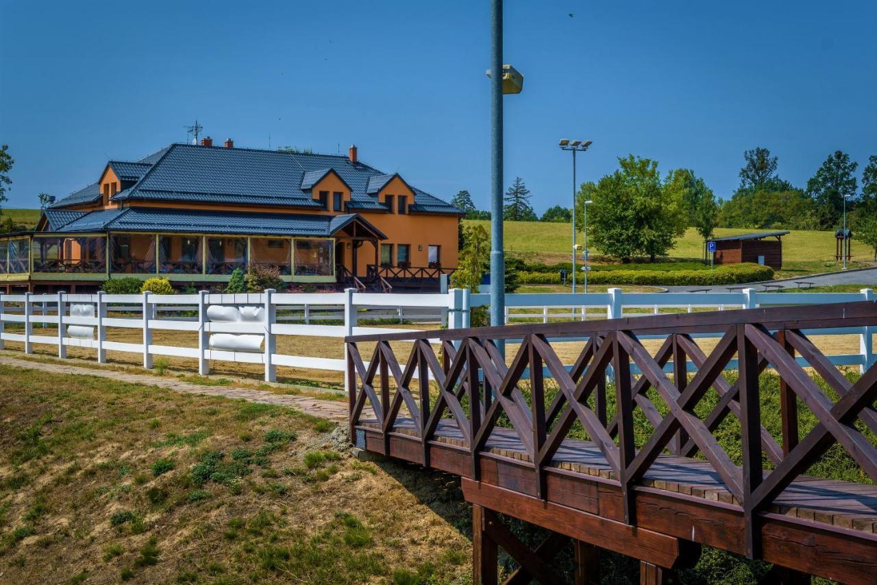 Hotel Horse Riding - Jezdecky Areal Trsice ภายนอก รูปภาพ