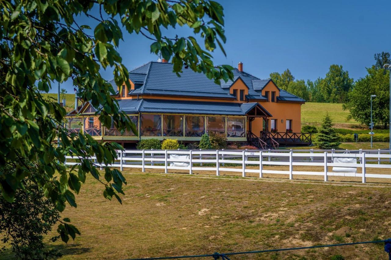 Hotel Horse Riding - Jezdecky Areal Trsice ภายนอก รูปภาพ