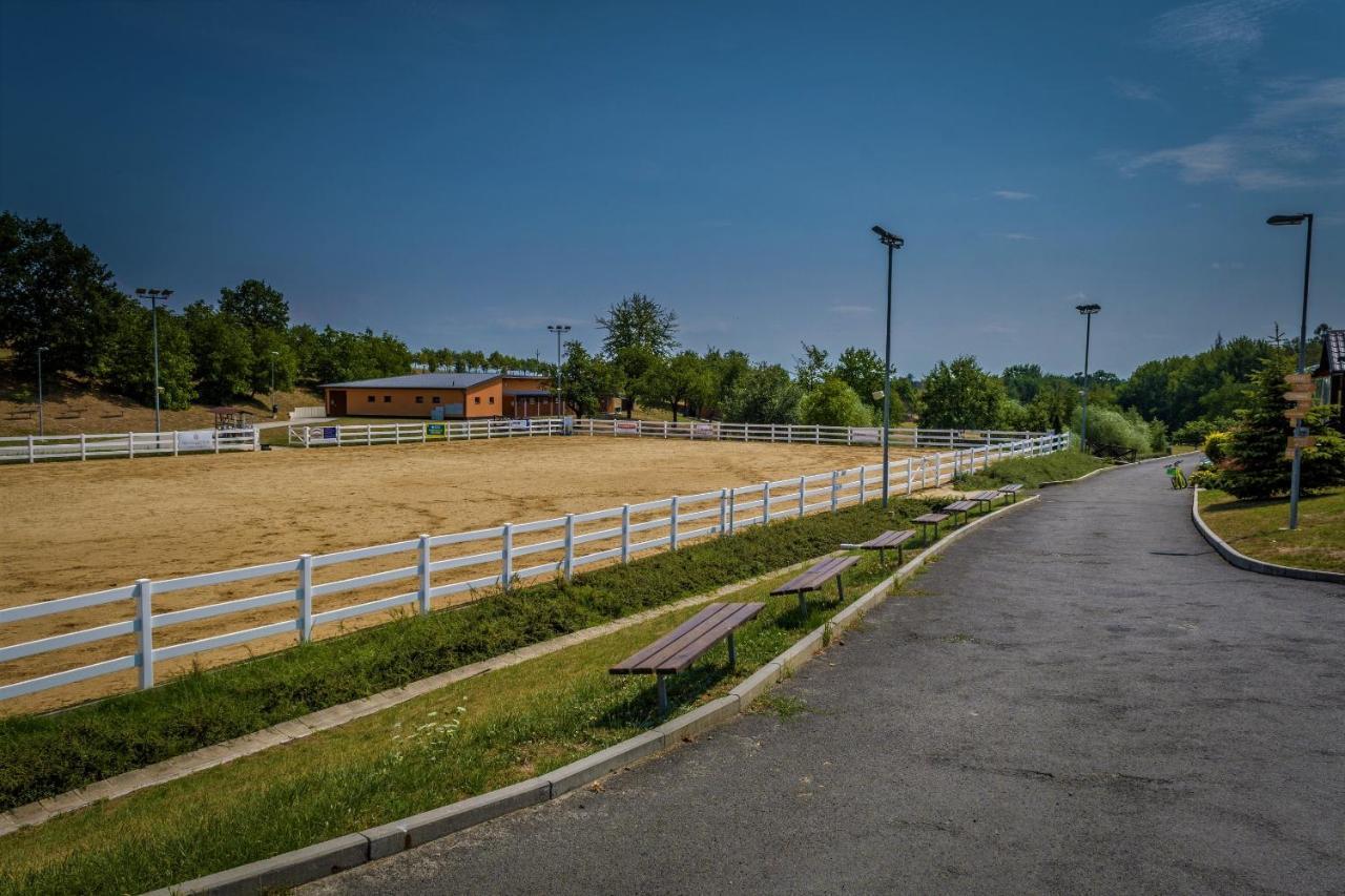 Hotel Horse Riding - Jezdecky Areal Trsice ภายนอก รูปภาพ